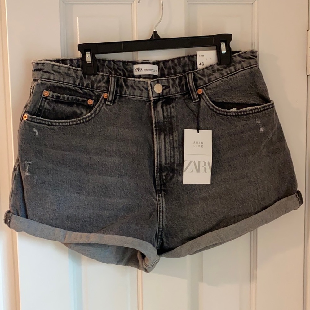 Zara High-rise black shorts